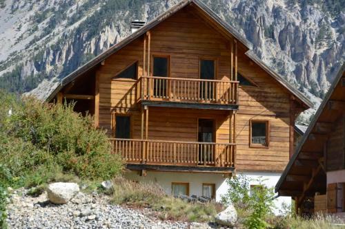 Chalet Le Murè hameau des Chazals Nevache Hautes Alpes gîte à louer Névache