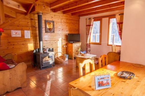 Chalet Le Mélézin hameau des Chazals Nevache Hautes Alpes gîte à louer Névache