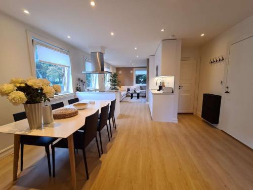 Bright And Modern 2-Bedroom Apartment, Near City Center, Best Location