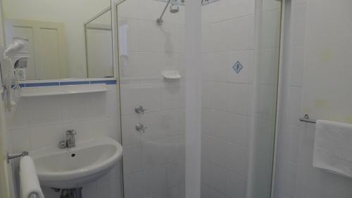 Bathroom, Watersedge Motel in Woy Woy