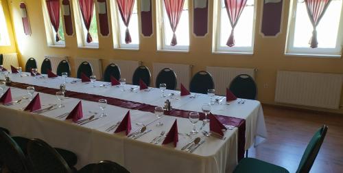 Bacchus Panzió Hotel - image 4