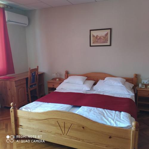 Bacchus Panzió Hotel - image 5