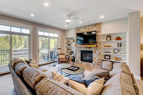 New Luxury Loft #305 Near Resort - Huge Hot Tub & Views - FREE Activities & Equipment Rentals Daily