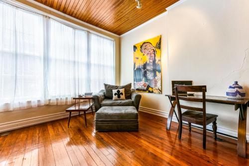 Hosteeva Huge 4-bedroom, 2-living room Condo in the Heart of New Orleans - image 3