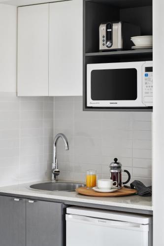 Kitchen, Punthill Apartment Hotels Oakleigh in Oakleigh