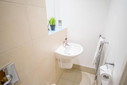 Stylish City 2 Bed, 2 Bath, FREE PARKING & WiFi