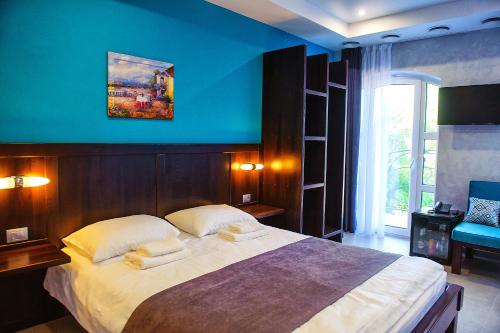 1 queen bed, 1 sofa bed