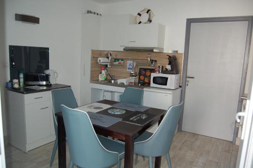 Kitchen, Gite proche St Emillion in Abzac