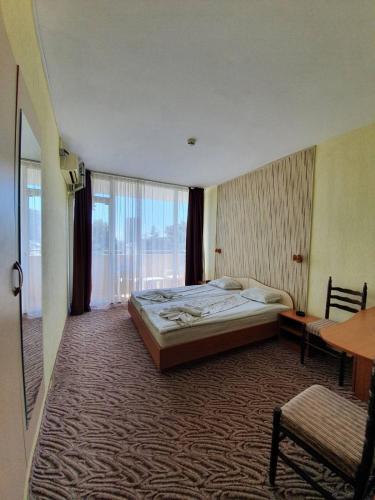 Balaton Hotel – Sunny Beach, IL