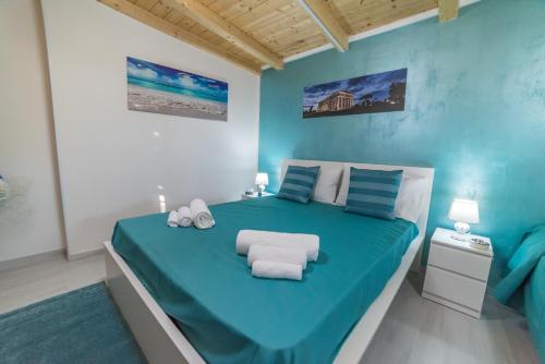 1 double bed, 2 twin beds