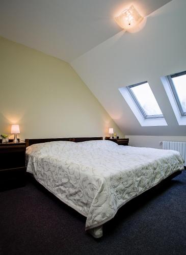 3 twin beds