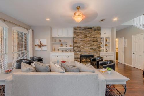 Frisco finest home, large, pool, no parties! in Frisco, USA