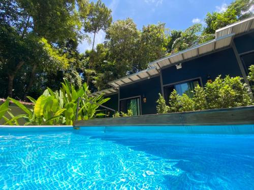 BeachBox@Koh Сhang near Wat Salak Phet Temple