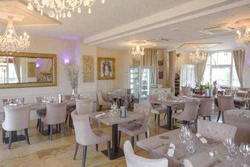 Hotel Le Vouglans - Restaurant La Valouse Stop at Le Vouglans to discover the wonders of Orgelet. The property offers a wide range of amenities and perks to ensure you have a great time. Service-minded staff will welcome and guide you at Le V