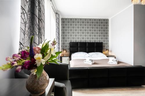 1 queen bed, 1 sofa bed