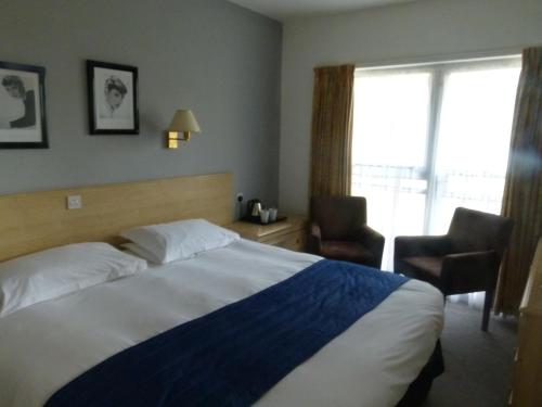 1 king bed, 2 sofa beds