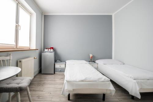 2 twin beds