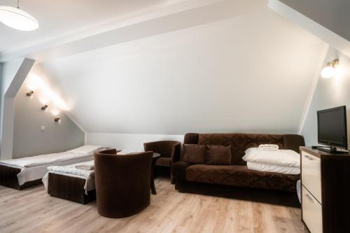 1 queen bed, 1 sofa bed