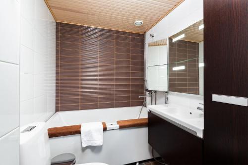 2 bedrooms, 4 beds