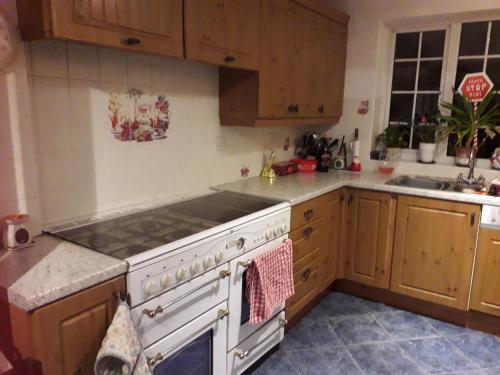 Kitchen, Double bedroom sleeps 1 or 2 with back garden view near Little Heath