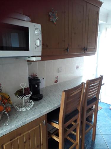 Kitchen, Double bedroom sleeps 1 or 2 with back garden view near Little Heath