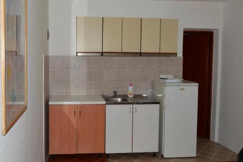 4-Bed Mixed Dormitory Room image 6