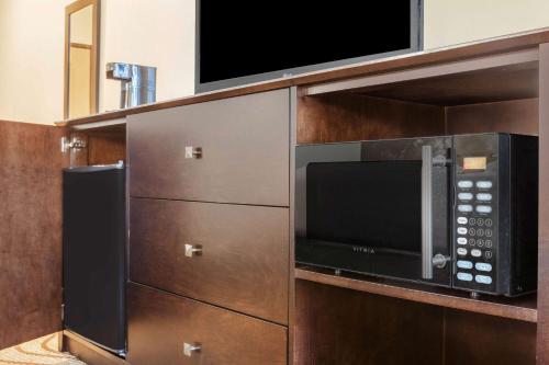 La Quinta by Wyndham Beeville - image 4