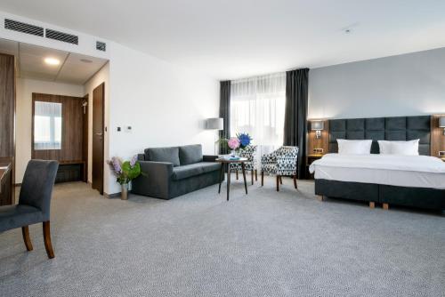 1 queen bed, 1 sofa bed