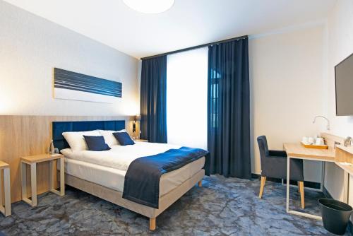1 double bed, 1 twin bed