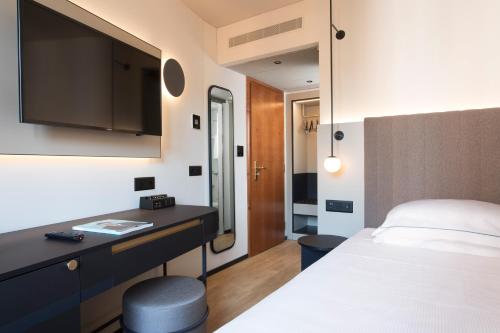 Basic room with air conditioning image 4