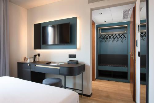 Double or Twin Room with Air Conditioning image 7