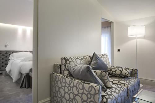 2 twin beds, 1 sofa bed