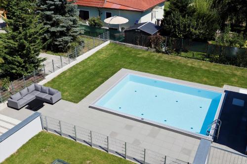 Red Flower Apartment with Pool - 5 min to Lake, Vídeň (fotografie 2)