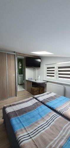 3 twin beds