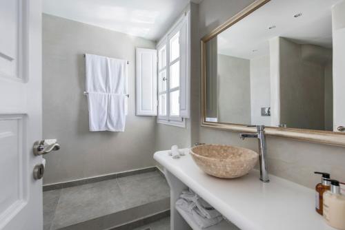 Honeymoon Suite with Outdoor Tub and Caldera View