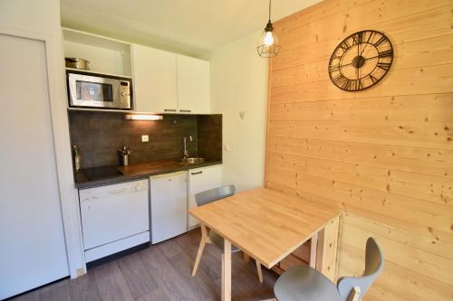 STUDIO CABINE COSY TRES CALME RESIDENCE ALPAGES 2 AU PIED DES PISTES near Le 155 Steakhouse