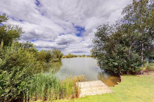 Tattershall VIP Lodge- Lakeside setting with hot tub and private fishing peg situated on Osprey lake tattershall park