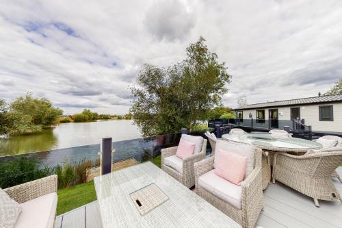 Tattershall VIP Lodge- Lakeside setting with hot tub and private fishing peg situated on Osprey lake tattershall park