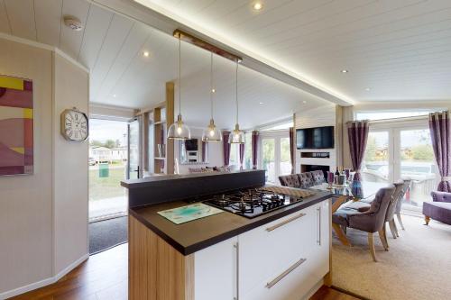 Tattershall VIP Lodge- Lakeside setting with hot tub and private fishing peg situated on Osprey lake tattershall park