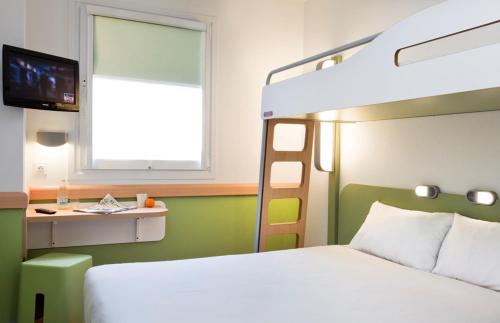 1 queen bed, 1 bunk bed