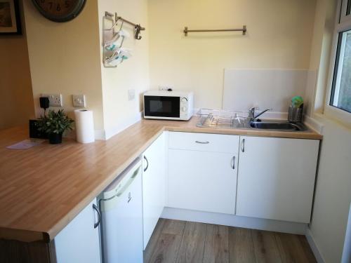 Kitchen, Mackie House by Cliftonvalley Apartments in Filton