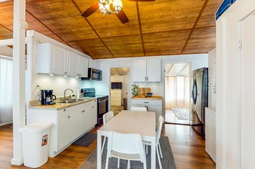 Sea Glass Bungalow - main image