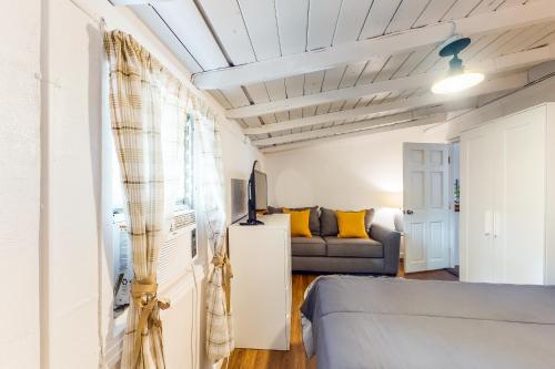 Sea Glass Bungalow - image 6