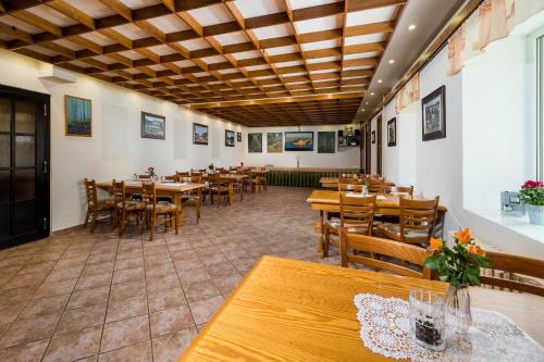 餐廳, Horsky Hotel Jelinek in 尼紹河畔雅布羅內次附近貝德日霍夫