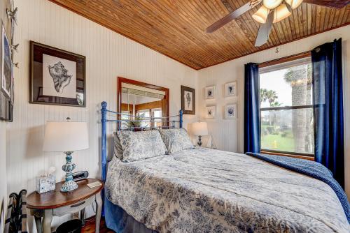 Atlantic Shores Getaway steps from Jax Beach Private House Pet Friendly Near to the Mayo Clinic - UNF - TPC Sawgrass - Convention Center - Shopping Malls - Under 3 Hours from DISNEY