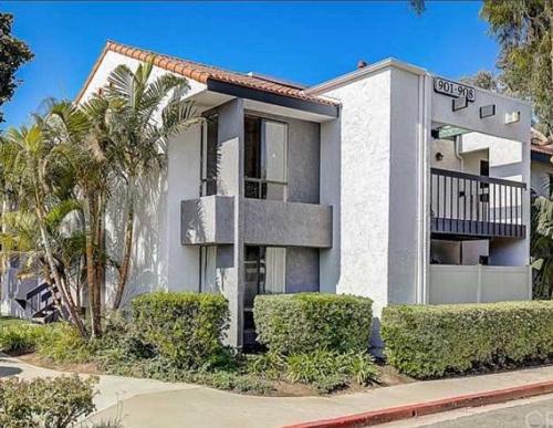 Cozy Condo In Downtown HB - Within 1 Mile of Beach, Pier, Pacific City!