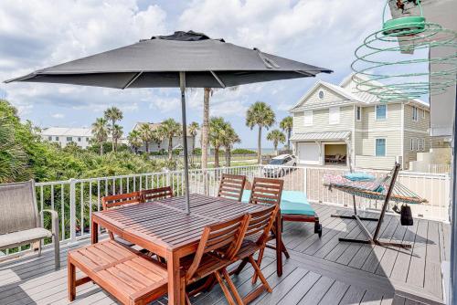 Atlantic Shores Getaway steps from Jax Beach Private House Pet Friendly Near to the Mayo Clinic - UNF - TPC Sawgrass - Convention Center - Shopping Malls - Under 3 Hours from DISNEY in Jacksonville Beach, USA