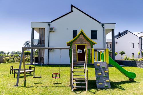 Дитячий майданчик, Apartmaji BANONIA in Banovci