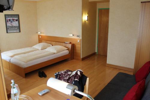 2 twin beds, 1 sofa bed