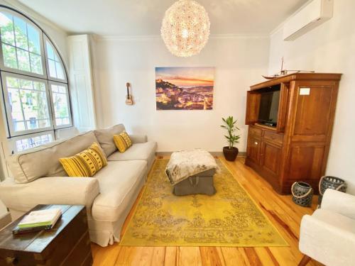 Luxury Vintage apartment by MyPlaceForYou, at the city centre next to Marquês de Pombal, Lisabon (fotografie 8)